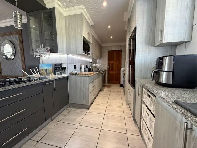 5 Bedroom Property for Sale in Reebok Western Cape
